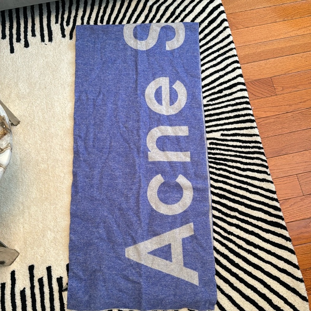 Acne Studios LOGO JACQUARD SCARF. Blue / Grey - Picture 3 of 7